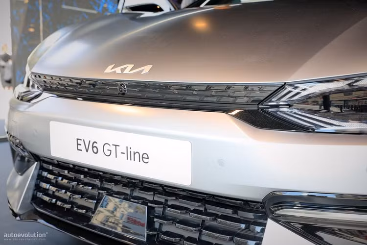 Theo thông số kỹ thuật được Kia công bố từ trước, phiên bản Kia EV6 GT-Line chạy điện sở hữu đèn pha LED, màn hình cong 12,3 inch, bọc da lộn hoặc giả da cho cabin, ghế trước chỉnh điện với chức năng ghi nhớ vị trí, đèn nền LED, một số chi tiết đặc biệt khác ở ngoại thất, nội thất, điều hòa tự động 2 vùng, sạc điện thoại không dây, chìa khóa thông minh, hỗ trợ lái xe trên đường cao tốc, camera 360 độ, hỗ trợ giới hạn tốc độ thông minh và hỗ trợ phanh tự động tiền va chạm.