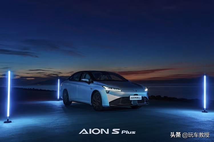 GAC Aion S Plus có nội thất hiện đại, lắp đặt màn hình cảm ứng, cửa sổ trời lớn. Ngoài mô tơ điện công suất mạnh hơn, Aion S Plus còn được lắp hệ thống hỗ trợ lái tự động ADiGO 3.0, bao gồm chức năng đỗ xe và triệu hồi xe từ xa.