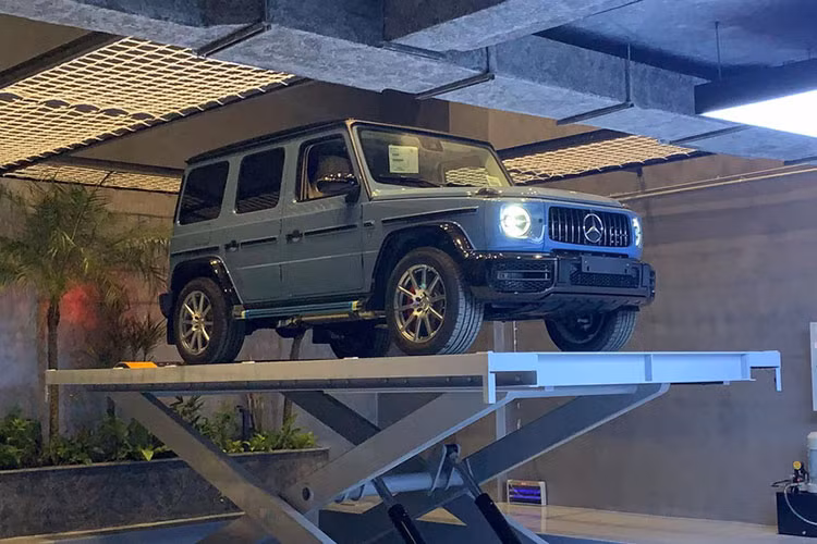Mức giá xe Mercedes-AMG G63 China Blue của Cường Đô la mua tăng vợ thuộc diện chính hãng, xe đang được bán ra tại Việt Nam khoảng hơn 10 tỷ đồng. Trong khi đó phiên bản xe Mercedes-AMG G63 China Blue nhập khẩu tư nhân hiện có giá lên tới từ hơn 11 tỷ đồng.