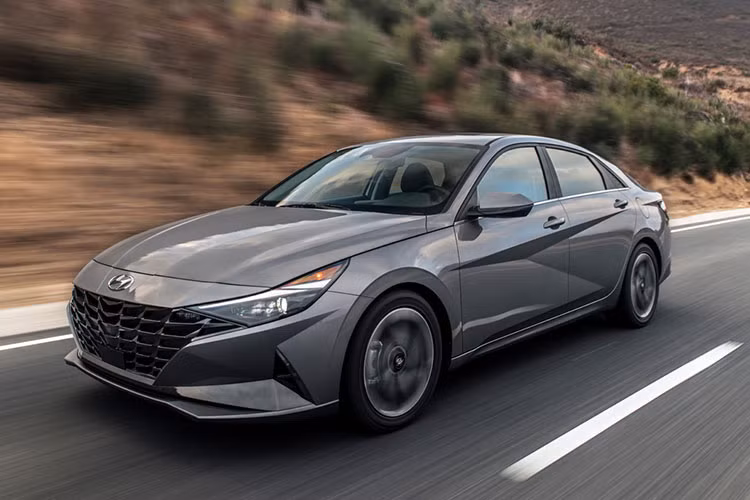 Để so sánh, phiên bản động cơ đốt trong Elantra Limited đầu bảng có mức giá khởi điểm 26.455 USD (khoảng 609 triệu đồng), trong khi Elantra N Line với động cơ tăng áp mạnh 201 mã lực chỉ tiêu tốn 25.105 USD (tương đương khoảng 578 triệu đồng).