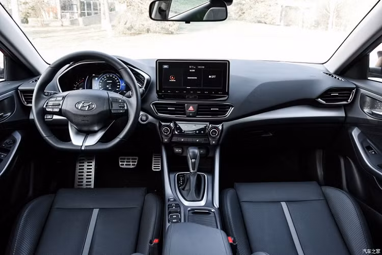 Giống như phiên bản cũ, Hyundai Lafesta 2021 được trang bị vô lăng vát đáy thể thao, bảng đồng hồ kỹ thuật số với màn hình 7 inch có 4 chế độ hiển thị, màn hình cảm ứng 10,25 inch của hệ thống thông tin giải trí, phanh đỗ xe điện tử và ghế trước có tính năng làm mát.