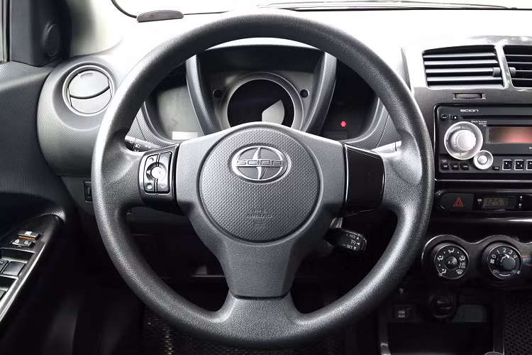Scion xác định đối tượng khách hàng mục tiêu của xe xD là trí thức trẻ (trong độ tuổi 30), chiếc xe này lắp bộ la-zăng bằng thép có đường kính 16 inch và lốp xe 195/60 R16. Kiểu dáng khá vuông vức và cá tính với tạo hình khác biệt so với các mẫu xe khác của hãng mẹ Toyota.