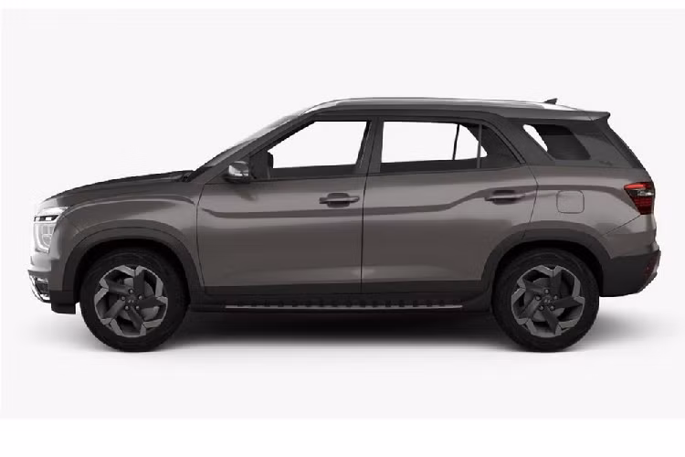Bên sườn, Hyundai Alcazar 2021 có thiết kế giống hệt với Creta ở khu vực từ cột B hất về phía trước. Từ cột B hất về phía sau, mẫu SUV 7 chỗ này có thiết kế riêng và không đi kèm nóc dốc về phía sau như Hyundai Creta. Thêm vào đó là bộ vành hợp kim với thiết kế khác biệt và đường kính 18 inch.