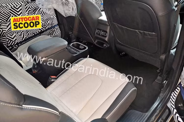 Ở phiên bản 6 chỗ, Hyundai Alcazar 2021 sẽ có 2 ghế thương gia ở hàng ghế giữa. Nằm giữa 2 ghế thương gia này là bệ tì tay trung tâm, tích hợp ngăn đựng cốc. Những hành khách ngồi trên hàng ghế giữa còn có thể sử dụng khay sạc điện thoại thông minh không dây. Nếu muốn xuống hàng ghế cuối cùng, hành khách có thể gập ghế ở hàng thứ hai xuống bằng nút bấm.