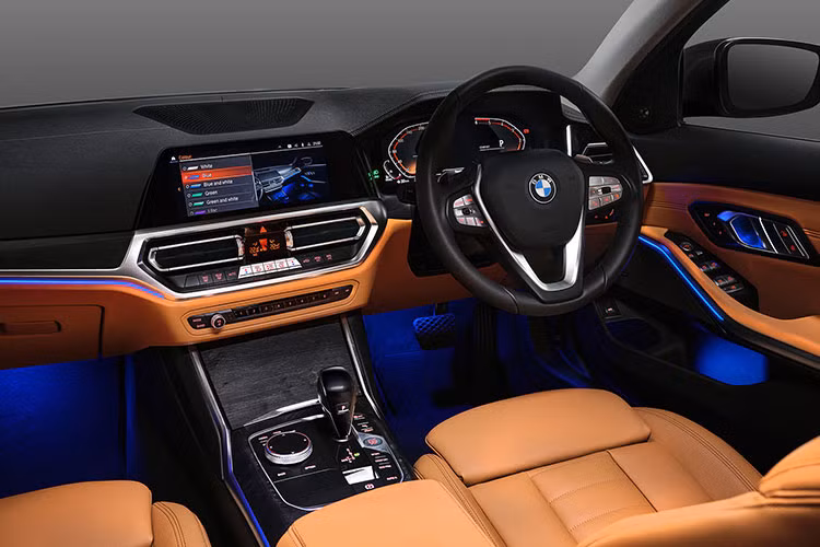 Theo BMW Ấn Độ công bố, khách hàng có thể lựa chọn các tuỳ chọn màu sắc cho xe bao gồm Trắng (Mineral White), Đen (Carbon Black), và Bạc (Cashmere Silver) kết hợp với nội thất bọc da màu nâu hoặc đen.