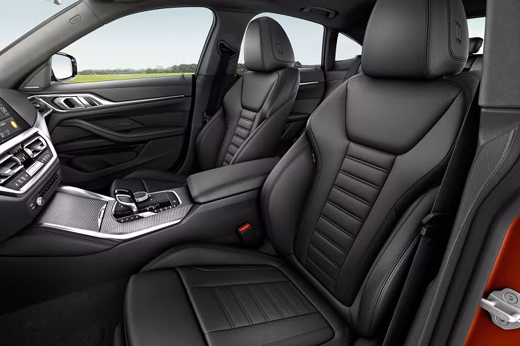 Trong khi đó, tùy chọn hộp số Steptronic Sport 8 cấp trên BMW M440i xDrive Gran Coupé cho khả năng chuyển số nhanh nhạy hơn khi sử dụng kết hợp với lẫy chuyển số trên vô lăng với chức năng “Sprint” giúp tăng sự nhanh nhạy khi chuyển số hỗ trợ người lái khi muốn tăng tốc đột ngột hoặc vượt. Phiên bản M440i xDrive Gran Coupé được trang bị tiêu chuẩn hệ thống xả thể thao M Sport.