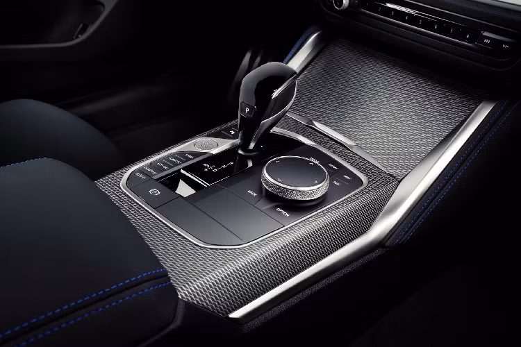 BMW M440i xDrive Gran Coupé và các biến thể sử dụng máy dầu sẽ được tích hợp công nghệ mild hybrid giúp bổ trợ thêm 8 kW/11 mã lực hỗ trợ cho xe khi tăng tốc. Tất cả các phiên bản động cơ đều sử dụng kết hợp với hộp số tự động Steptronic 8 cấp theo tiêu chuẩn.