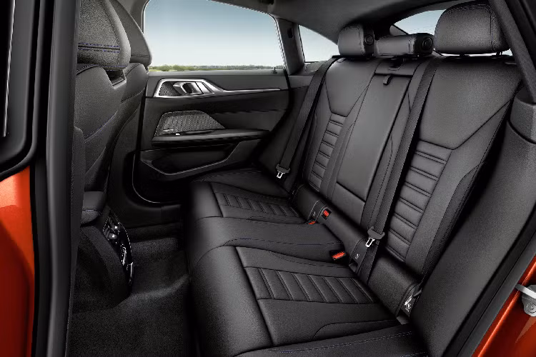 BMW M440i xDrive Gran Coupé có hệ thống treo thể thao M Sport (tùy chọn), trong khi hệ thống treo sử dụng bộ giảm chấn điều khiển điện tử M Sport cũng là dạng tùy chọn. Nội thất BMW 4 Series Gran Coupé mới được trang bị ghế thể thao và vô lăng bọc da thể thao là trang bị Tiêu chuẩn. Hệ thống BMW Live Cockpit Plus được trang bị tiêu chuẩn với màn hình giải trí 8,8 inch và màn hình hỗ trợ lái 5,1 inch.