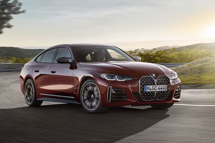 Thiết kế ngoại thất của BMW 4 Series Gran Coupé 2022 mới mang phong cách gợi cảm và táo bạo hơn thế hệ cũ. Phần đầu xe sử dụng lưới tản nhiệt hình quả thận mới của BMW mở rộng theo chiều dọc. Đèn pha full-LED, ngoài ra còn có tùy chọn đèn pha LED thích ứng (Adaptive LED) với đèn Laser (BMW Laserlight). Tổng thể chiếc sedan phong cách coupe được tạo dáng thể thao thanh lịch.