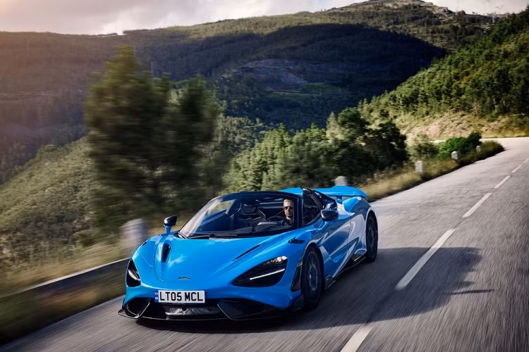Nhà sản xuất siêu xe McLaren đến từ Anh Quốc vừa tung ra sản phẩm mới mang tên McLaren 765LT Spider mới, phiên bản xe mui trần giới hạn hoàn toàn mới của dòng siêu xe 765LT với lượng sản xuất chỉ 765 xe trên toàn thế giới.