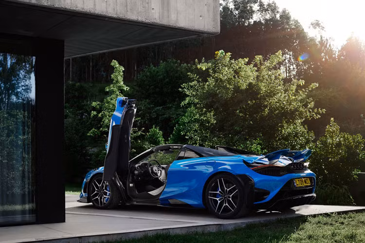 Nhờ vào khung sườn cũng làm từ sợi carbon nguyên khối, chiếc McLaren 765LT Spider 2021 được giản lược các chi tiết gia cố, đồng thời vẫn giữ độ độ cứng cáp và vững chắc về kết cấu như bản Coupe mui cứng. Kết quả là tổng trọng lượng của xe chỉ nặng hơn 49 kg so với bản Coupe và nhẹ hơn đến 80 kg so với mẫu McLaren 720S Spider.