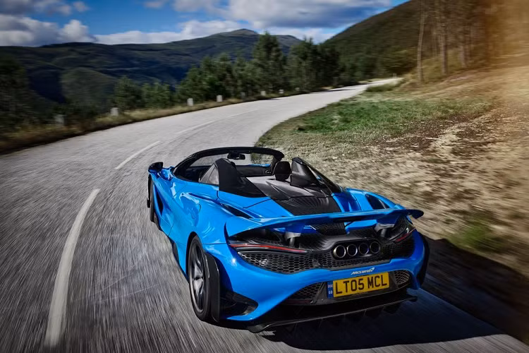 Bên trong khoang lái, nội thất của McLaren 765LT Spider cũng sở hữu nhiều trang bị cao cấp và giúp giảm trọng lượng tương tự như bản Coupe. Các trang bị này có thể kể đến ghế xe bằng sợi carbon bọc da Alcantara, vô lăng, táp lô và ốp cửa cũng được bọc da Alcantara mang đến cảm giác cao cấp. Tương tự như bản Coupe, siêu xe giới hạn McLaren 765LT Spider sẽ không còn các trang bị như thảm sàn, hệ thống điều hòa không khí và hệ thống âm thanh.