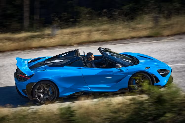 Sức mạnh của siêu xe McLaren 765LT Spider 2021 đến từ khối động cơ V8 4.0L tăng áp turbo kép, sản sinh công suất 755 mã lực tại tua máy 7.500 vòng/phút và mômen xoắn cực đại 800 Nm tại tua máy 5.500 vòng/phút. Sức mạnh này được truyền đến trục sau của xe thông qua hộp sií SSG tuần tự 7 cấp, cho phép xe tăng tốc từ 0 - 100 km/h chỉ trong 2,8 giây và đạt vận tốc tối đa 330 km/h. 