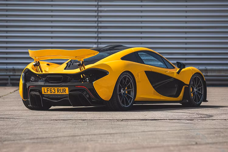 So với 2 mẫu 918 Spyder và LaFerrari, siêu xe McLaren P1 có số lượng sản xuất ít hơn nhiều với tổng cộng 375 phiên bản tiêu chuẩn được xuất xưởng. Tuy nhiên, hãng xe đến từ Anh Quốc cũng ra mắt thêm nhiều biến thể hiệu suất cao như P1 GTR, P1 LM hay P1 GT với số lượng hạn chế.