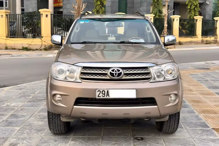 Vì những lý do trên, Toyota Fortuner luôn trở thành một trong những sự lựa chọn hàng đầu của số đông người mua xe SUV 7 chỗ. Với giá bán khoảng 450 triệu đồng, Fortuner đời cũ nhập khẩu là một gợi ý xe SUV 7 chỗ hai cầu bền bỉ cho khách hàng Việt, đáp ứng được nhiều nhu cầu đi lại và phục vụ cho gia đình