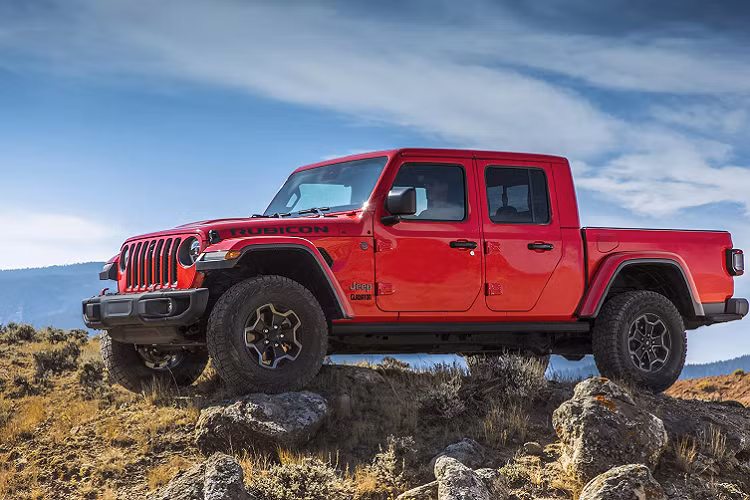 Jeep Gladiator 2021 tại Châu Âu được mở bán với 2 phiên bản là Sport và Overland cũng như phiên bản Launch Edition giới hạn, chỉ có sẵn trong thời gian ra mắt. Mẫu bán tải của Jeep có tổng cộng 9 màu ngoại thất kết hợp với tùy chọn mui mềm hoặc mui cứng màu đen và đồng màu thân xe.