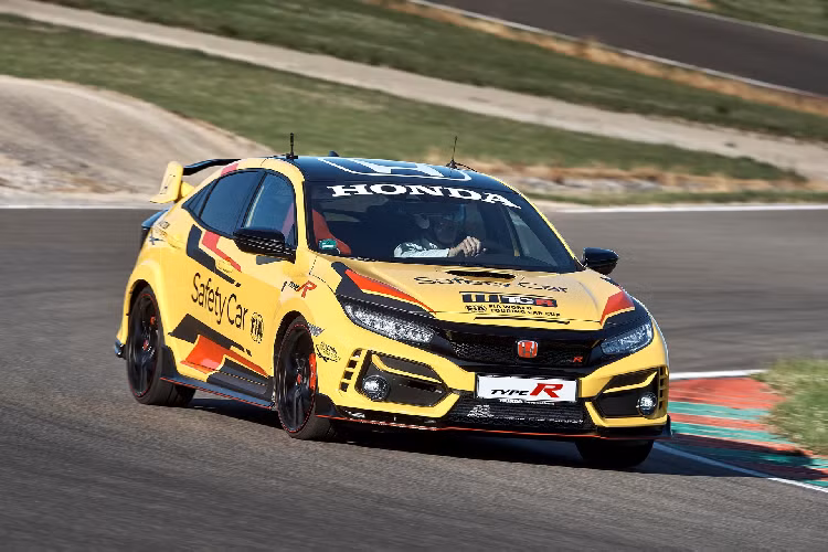  Honda Civic Type R LE 2021 mới vẫn dùng động cơ tăng áp VTEC 2.0L, sản sinh công suất 315,5 mã lực tại 6.500 vòng/phút và mô-men xoắn cực đại 400 Nm tại dải vòng tua 2.500-4.500 vòng/phút. Sức mạnh được truyền đến bánh trước thông qua hộp số sàn 6 cấp, khả năng tăng tốc 0-100 km/h trong 5,7 giây.