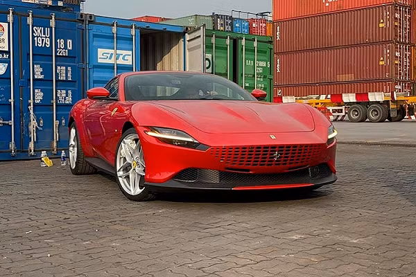 Dòng siêu xe 4 chỗ ngồi của hãng Ferrari vừa mới có thêm 1 chiếc xe được mang về nước thông qua các công ty nhập khẩu tư nhân. Đây là chiếc siêu xe 4 chỗ ngồi Ferrari Roma thứ 2 về Việt Nam với trang bị cũng như màu sơn khác biệt so với xe đầu tiên. Điểm khác đầu tiên của siêu xe 4 chỗ ngồi Ferrari Roma mới về nước chính là việc xe mang bộ áo đỏ hiếu chiến đúng chất của những chú "ngựa chồm".