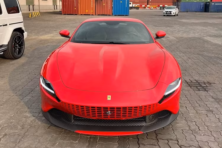Chiếc Coupe 2+2 mới nhất của hãng siêu xe Ferrari được kết nối với hộp số ly hợp kép 8 cấp tương tự như Ferrari SF90 Stradale. Hãng siêu xe đến từ Ý mang đến tên gọi Ferrari Roma cho chiếc Coupe 2+2 hoàn toàn mới được ra mắt trong một sự kiện diễn ra ở Roma, Italy vào cuối tháng 11 năm 2019. Nhìn bên ngoài hình dáng của Ferrari Roma có thể thấy xe mang thiết kế cổ điển của những năm 1950 và 1960 được hãng siêu xe Ý gọi là “La Dolce Vita”.