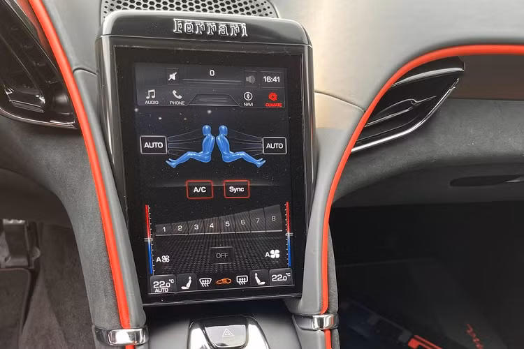 Ferrari FF và Ferrari GTC4Lusso có thiết kế đầu xe khá ổn nhưng thiết kế đuôi xe theo trường phái Grand Tourer cổ điển nên khá thô khi nhìn nửa thân sau. Cảm giác như phần đuôi xe của Ferrari FF và Ferrari GTC4Lusso như các chú ngựa bị "dị ứng" với thuốc nên phồng lên quá cỡ.