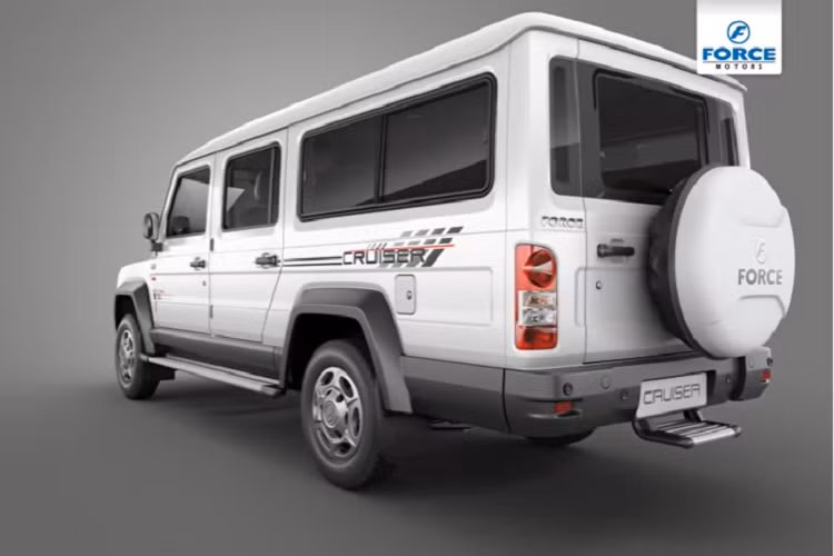 Cabin xe trông khá cơ bản nhưng có các tính năng tiện nghi như màn hình điều hướng nhỏ nằm cụm điều khiển trung tâm, cửa sổ chỉnh điện và khóa điện.