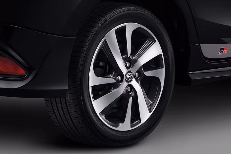 Nguồn cung cấp sức mạnh cho Toyota Yaris GR Sport 2022 tại thị trường Indonesia là khối động cơ xăng VVT-i 4 xi-lanh, dung tích 1.5L như bản thường. Động cơ này tạo ra công suất tối đa 107 mã lực tại tua máy 6.000 vòng/phút và mô-men xoắn cực đại 140 Nm tại tua máy 4.200 vòng/phút. Động cơ đồng hành với hộp số sàn 5 cấp hoặc hộp số biến thiên vô cấp CVT với 7 cấp số ảo.