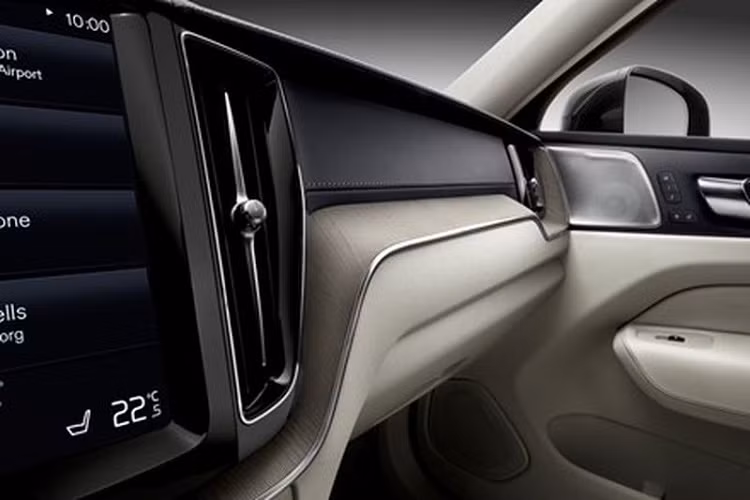 Khoang cabin cao cấp của của XC60 gây áp lực thực sự lên các đối thủ như Audi Q5, BMW X3 và Mercedes-Benz GLC. Xe được trang bị tính năng hỗ trợ người lái tiêu chuẩn, bản đồng hồ kỹ thuật số 12,3 inch và màn hình thông tin giải trí 9,0 inch nằm dọc cung cấp nhiều tùy chọn kết nối. Ngoài ra, xe còn bao gồm hệ thống cảnh báo điểm mù, cảnh báo phương tiện cắt ngang, đèn pha LED, đế sạc điện thoại thông minh không dây và cảm biến đỗ xe phía trước, gương chống chói tự động, điều hòa tự động 2 vùng cùng vô số các tính năng an toàn khác.