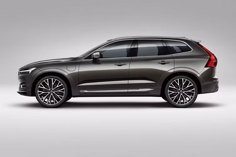 Tại thị trường Việt Nam, hãng xe Thuỵ Điển đang phân phối chính hãng phiên bản XC60 sang trọng. Giá xe Volvo XC60 Inscription 2021 có mức bán ra niêm yết là 2 tỷ 190 triệu đồng.