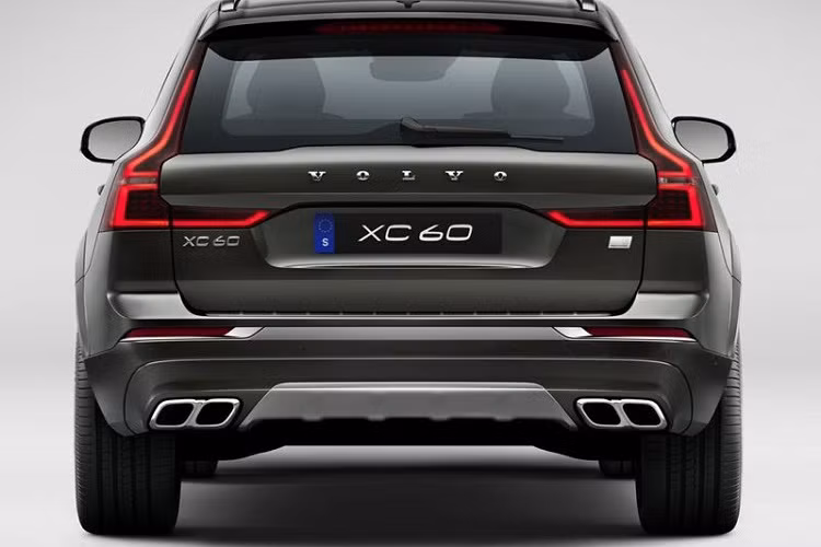 Phiên bản cao cấp nhất Volvo XC60 T8 Recharge 2021 về cơ bản được trang bị mô-tơ điện plug-in hybrid giống với T6 nhưng cỗ máy đốt trong lại cho ra công suất 299 mã lực. Khi hai động cơ này kết hợp cho ra tổng công suất 385 mã lực và mô-men xoắn cực đại 640 Nm, do đó giảm thời gian tăng tốc từ 0-100 km/h xuống còn 5,5 giây. 