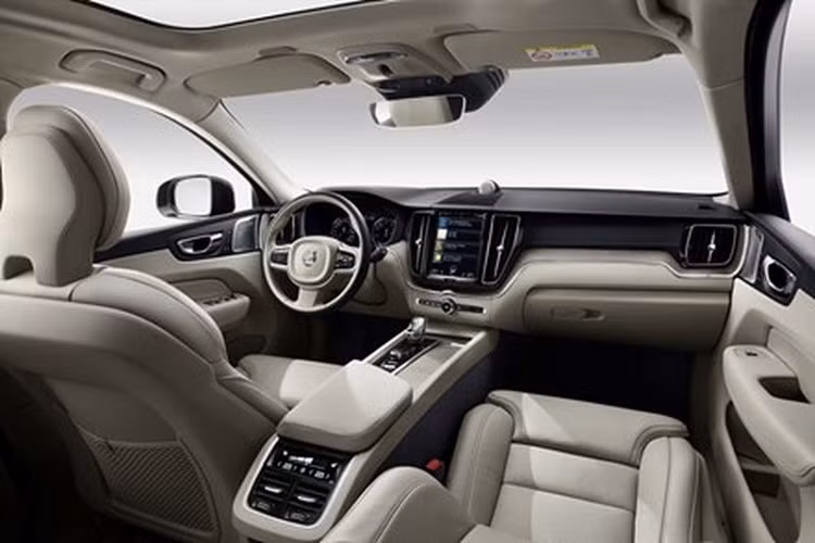 XC60 R-Design và Polestar Engineered được cải tiến nhiều về mặt ngoại thất với bộ la-zăng cỡ lớn 21 inch, cản trước và cản sau có thiết kế thể thao hơn. Riêng bản Polestar Engineered được trang bị thêm kẹp phanh Brembo ở phía trước, bộ giảm chấn của Ohlins, hệ thống loa Bowers &amp; Wilkins, cửa sổ trời toàn cảnh và dây đai an toàn màu vàng bóng bảy.