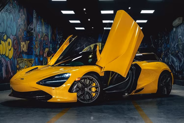 Chỉ có 1 chiếc McLaren 720S Spider mang màu vàng óng ả ở Việt Nam