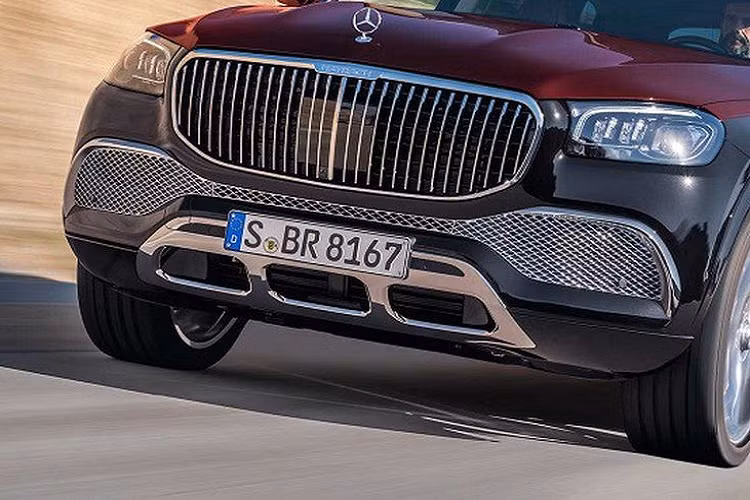 So với GLS tiêu chuẩn, Mercedes-Maybach GLS 2021 không thay đổi kích thước, vẫn sở hữu chiều dài 5.205 mm và chiều dài cơ sở 3.135 mm. Để giúp khách hàng có thể phân biệt với GLS thường, Mercedes-Maybach GLS 2021 được trang bị lưới tản nhiệt đặc trưng với các nan nằm dọc, viền hốc gió, tấm ốp bảo vệ gầm dưới cản trước/sau và cột B mạ crôm sáng bóng cũng như nửa thân xe bên dưới màu đen bóng. Chưa hết, mẫu SUV siêu sang này còn đi kèm bậc lên xuống bằng nhôm chỉnh điện và đèn dẫn đường, chiếu logo Maybach xuống mặt đất.