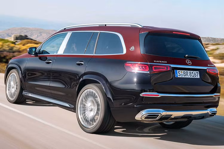 Phần lớn khoang nội thất của Mercedes-Maybach GLS 2021 đều được bọc bằng da Nappa cao cấp, từ mặt táp-lô, vô lăng đến ghế khâu hình hộp. Tiếp đến là những chi tiết ốp gỗ sang trọng, hệ thống đèn viền 64 màu, cửa sổ trời toàn cảnh tiêu chuẩn, 2 màn hình 12,3 inch của hệ thống thông tin giải trí MBUX và bảng đồng hồ hay đồng hồ cơ Maybach Classic với nền màu xanh thẫm, kim màu vàng hồng tương phản dành riêng cho xe.