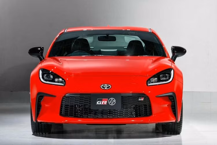 Để giữ trọng lượng mẫu xe thể thao Toyota GR 86 không bị thổi phồng, các kỹ sư đã sử dụng chất liệu nhôm cho phần nóc và tấm chắn bùn trong khi thực hiện điều chỉnh cho ghế trước và bộ giảm thanh để cắt giảm trọng lượng nhiều nhất có thể. Phần nóc được sửa đổi mang lại một lợi ích lớn khác là hạ thấp trọng tâm của xe, qua đó đem đến lợi ích về khả năng xử lý.