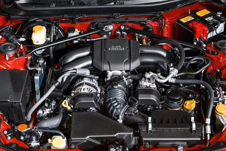 Bên cạnh việc sản sinh công suất mạnh hơn, Toyota nói rằng động cơ có phản ứng tốt hơn và cung cấp "cảm giác mượt mà, thoải mái từ vòng tua thấp đến cao". Cùng với Yaris GR, GR Supra, và hypercar GR Super Sport sắp ra mắt, GR 86 mới cũng tự hào có một loạt các cải tiến khí động học được phát triển để cải thiện độ ổn định và khả năng phản hồi của tay lái. Hệ thống treo phía trước bao gồm thanh chống MacPherson trong khi thiết lập phía sau là dạng xương đòn kép, với cả hai trục bánh đều lắp đặt la-zăng 18 inch bọc trong lốp 215/40.