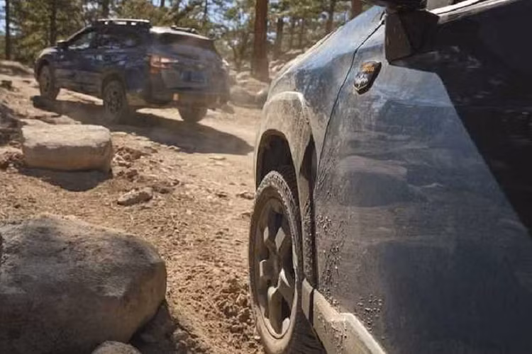 Nằm bên dưới nắp ca-pô của Subaru Forester Wilderness 2022 vẫn là động cơ xăng Boxer 4 xi-lanh, hút khí tự nhiên, dung tích 2.5L, sản sinh công suất tối đa 182 mã lực và mô-men xoắn cực đại 239 Nm. Động cơ kết hợp với hộp số biến thiên vô cấp CVT với tỷ số truyền thấp và hệ dẫn động 4 bánh toàn thời gian tiêu chuẩn.