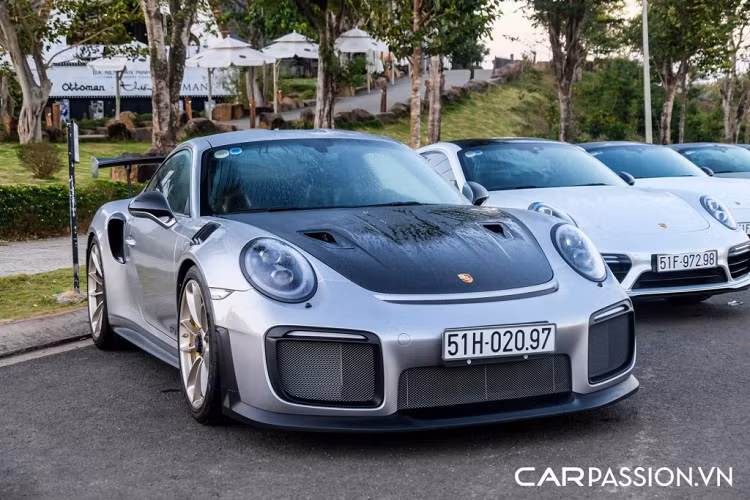 Được biết, mẫu siêu xe Porsche 911 GT2 RS này được Tập đoàn cà phê nổi tiếng đặt mua chính hãng thông qua đại lí Porsche Việt Nam và chính thức gia nhập bộ sưu tập đồ sộ của đại gia Đặng Lê Nguyên Vũ vào đầu năm 2019. Sau 2 năm “im hơi lặng tiếng”, chiếc Porsche 911 GT2 RS này đã bất ngờ xuất hiện trước công chúng.