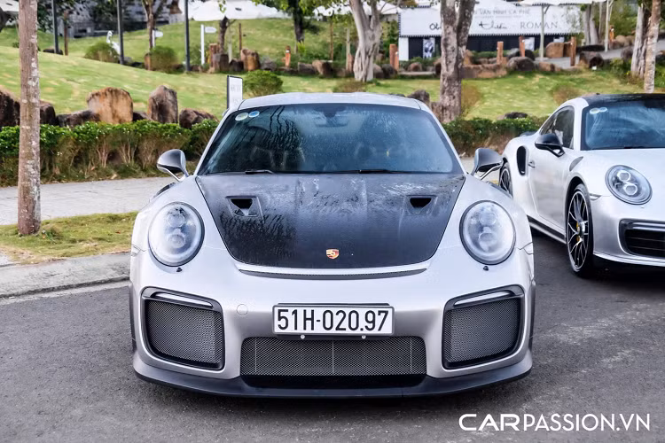 Một điểm đáng chú ý khác trên chiếc 911 mạnh nhất lịch sử là Porsche không còn sử dụng hộp số sàn 6 cấp cho xe như thế hệ tiền nhiệm mà thay vào đó là hộp số PDK 7 cấp ly hợp kép nhằm tối ưu khả năng vận hành. 911 GT2 RS tăng tốc từ 0-100 km/h chỉ mất vỏn vẹn 2,8 giây và có tốc độ tối đa đạt 340 km/h.