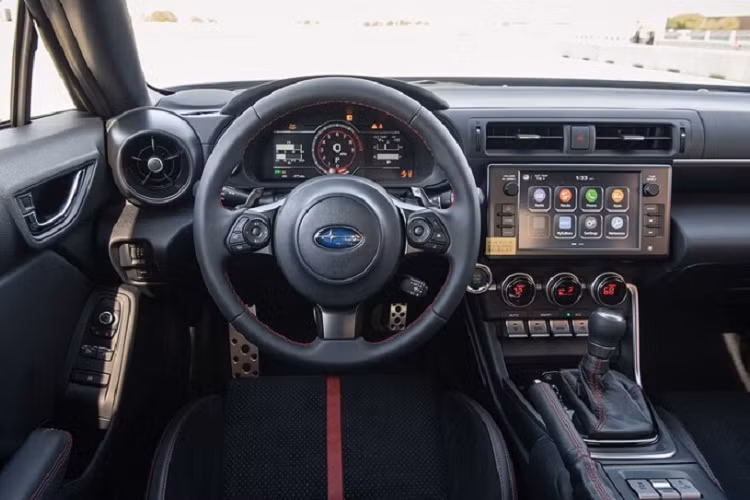 Tổng thể thiết kế của Subaru BRZ 2022 có những bước tiến rõ rệt hơn, được đánh giá là sự tiến hóa thành công từ thế hệ tiền nhiệm. Phần đầu xe mang cái nhìn hiện đại nhờ cụm đèn pha tạo hình giọt nước, tích hợp đèn định vị hình chữ C đầy tinh tế và đẹp mắt. Nắp capo kéo dài với các đường gân dập nổi mạnh mẽ giúp tránh đi cảm giác nhàm chán.