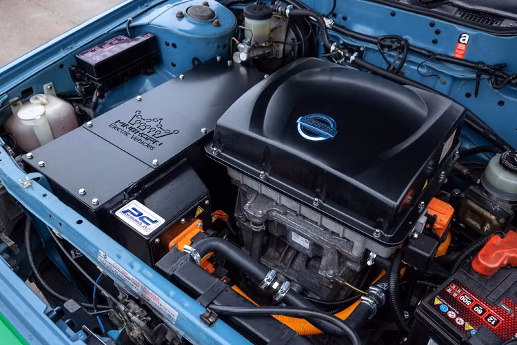 Công việc chuyển đổi đã được thực hiện bởi Kinghorn Electric Vehiclescó trụ sở tại Durham, và bao gồm một mô tơ điện tử, bộ biến tần, và bộ pin 40 kWh được phân chia giữa khoang động cơ phía trước và cốp phía sau để phân bổ trọng lượng tốt hơn.