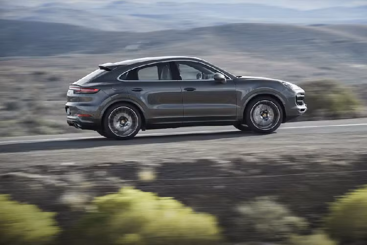 Các tính năng ngoại thất nổi bật khác của Cayenne Coupe gồm có cửa hậu tinh chỉnh, các tấm 3/4 của thân xe cũng được làm lại, khung biển số được tích hợp vào cản, cánh lướt gió chủ động phía sau được nâng thêm 134,6 mm ở tốc độ 90 km/h trở lên.