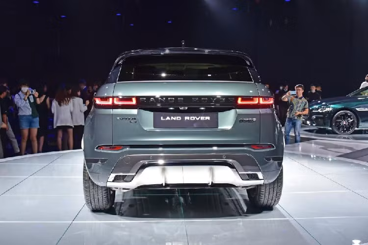 Tại thị trường Trung Quốc, giá xe Range Rover Evoque L 2021 có mức bán ra dao động từ 390.000 - 480.000 Nhân dân tệ (khoảng 1,38 - 1,7 tỷ đồng). Riêng phiên bản First Edition với số lượng giới hạn của xe có giá 430.000 Nhân dân tệ (1,52 tỷ đồng)