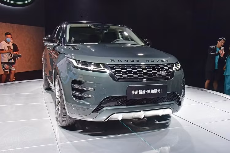 Đúng như tên gọi, mẫu xe SUV Range Rover Evoque L 2021 có kích thước lớn hơn đáng kể so với bản thường. Theo đó, xe sở hữu chiều dài 4.531 mm, chiều rộng 1.904 mm, chiều cao 1.650 mm và chiều dài cơ sở 2.841 mm. So với bản thường, mẫu xe này sở hữu chiều dài và chiều dài cơ sở nhỉnh hơn 160 mm.