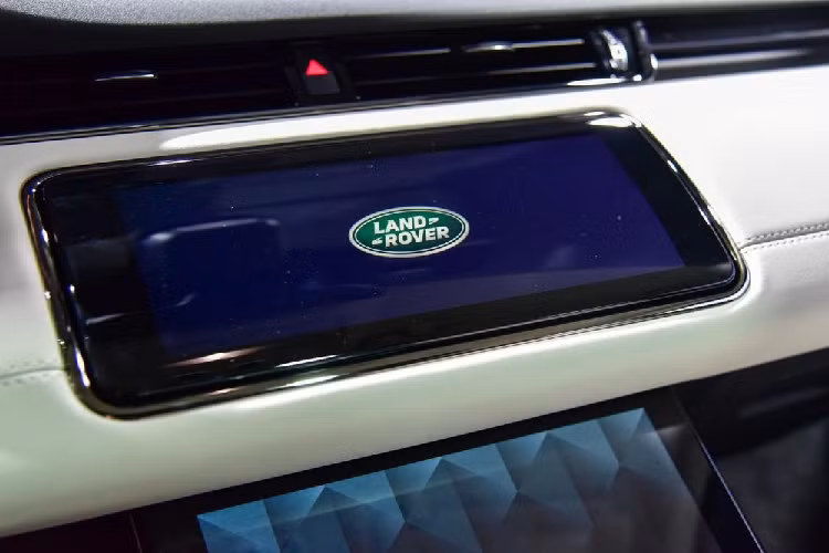Bên trong Range Rover Evoque L 2021 là không gian nội thất sang trọng và nhiều công nghệ. Mẫu SUV hạng sang này được trang bị bảng đồng hồ kỹ thuật số...