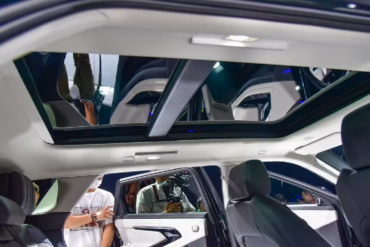 Nhờ chiều dài cơ sở tăng lên nên hàng ghế sau của Range Rover Evoque L 2021 mang đến cảm giác thoải mái hơn cho hành khách trưởng thành, kể cả người cao 1,75 m. Không chỉ rộng rãi hơn, nội thất của xe còn tạo cảm giác thoáng đãng nhờ cửa sổ trời toàn cảnh bên trên.