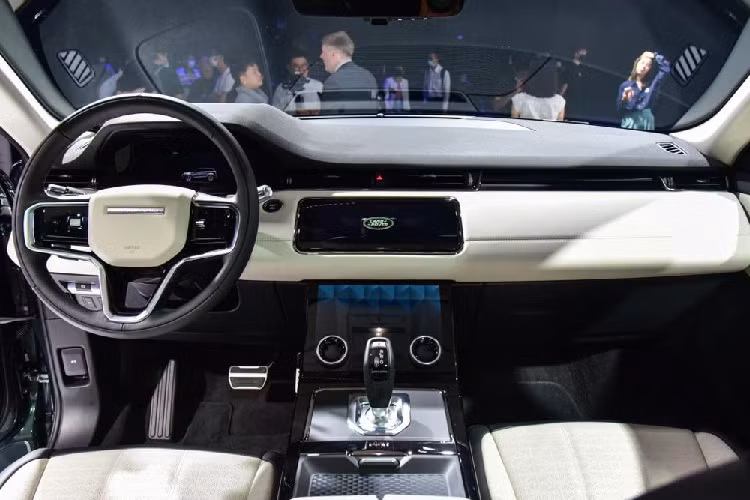 Đằng sau, Range Rover Evoque L 2021 được thiết kế vừa phong cách vừa thể thao. Tương tự bản thường, xe cũng được trang bị cụm đèn hậu nằm ngang, chia làm 2 phần và đi kèm nẹp màu đen bóng ở giữa, tích hợp tem chữ nổi "Range Rover". Bên dưới là hai đèn phản quang khá nhỏ, tấm ốp gầm màu bạc giống ở cản trước và 2 ống xả.