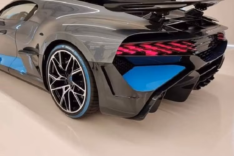 Những thay đổi ấn tượng này đã giúp Bugatti Divo hoàn thành một vòng đua Nardo có chiều dài 12,5 km trong thời gian nhanh hơn 8 giây so với Bugatti Chiron. Cuối cùng, cái tên Divo được hãng Bugatti đặt theo tên của tay đua người Pháp, Albert Divo.