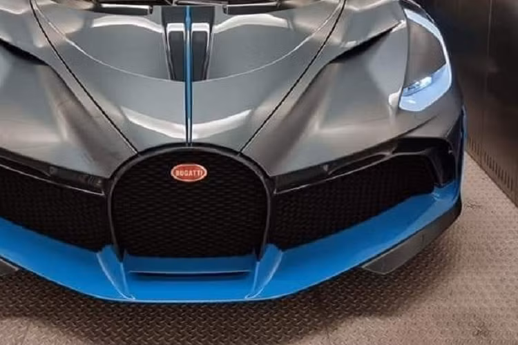 Tuy nhiên, ngay khi được vén màn lần đầu tiên tại sự kiện Pebble Beach Concours d’Elegance vào tháng 8, Bugatti Divo đã gây thất vọng cho không ít các tay lái tốc độ khi đã bị loại bỏ chế độ lái Top Speed nổi tiếng. Điều này cũng đồng nghĩa với việc khối động cơ W16, dung tích 8.0 lít, đi kèm 4 bộ tăng áp, tạo ra công suất tối đa 1.500 mã lực và mô-men xoắn cực đại 1.600 Nm của Divo chỉ có thể đạt tốc độ tối đa 380 km/h.