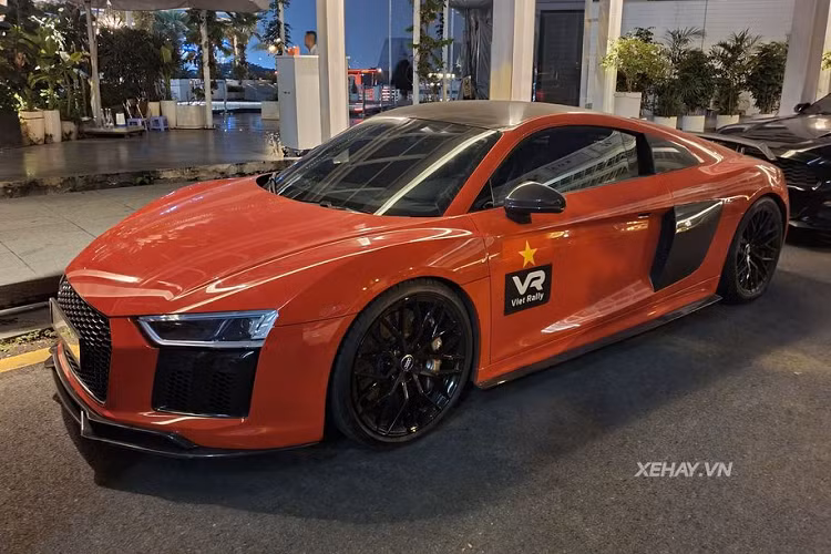 Với cá nhân chiếc Audi R8 V10 Plus tại Việt Nam này, xe được trang bị bộ mâm đa chấu sơn đen khá hầm hố, kích thước 20 inch. Ngoài ra, bộ kẹp phanh chính hiệu Audi sơn ghi xám tăng vẻ mạnh mẽ cho siêu xe. Đĩa phanh cũng có kích thước lớn và tương đương với một bộ mâm của một chiếc xe phổ thông. Siêu xe Audi R8 V10 Plus này đã được chủ nhân độ thêm bộ ống xả hiệu Capristo của Ý nhằm cho ra những âm thanh uy lực và phấn khích hơn.