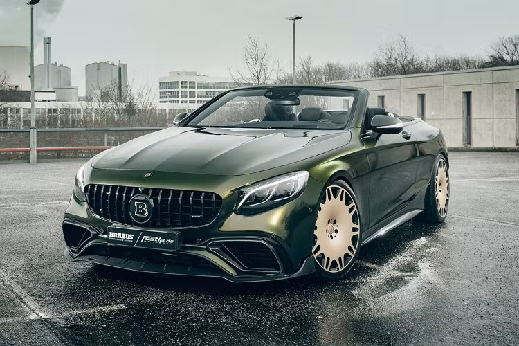 Để khiến chiếc xe thêm nổi bật, chủ nhân của chiếc Mercedes-AMG S63 Convertible kịch độc này đã nhờ sự trợ giúp của 2 hãng độ nổi tiếng tại Đức là Brabus và Fostla. Sự hợp tác của 2 hãng độ danh tiếng này đã mang tới chiếc S63 Convertible vẻ ngoài đặc biệt và độc nhất vô nhị.